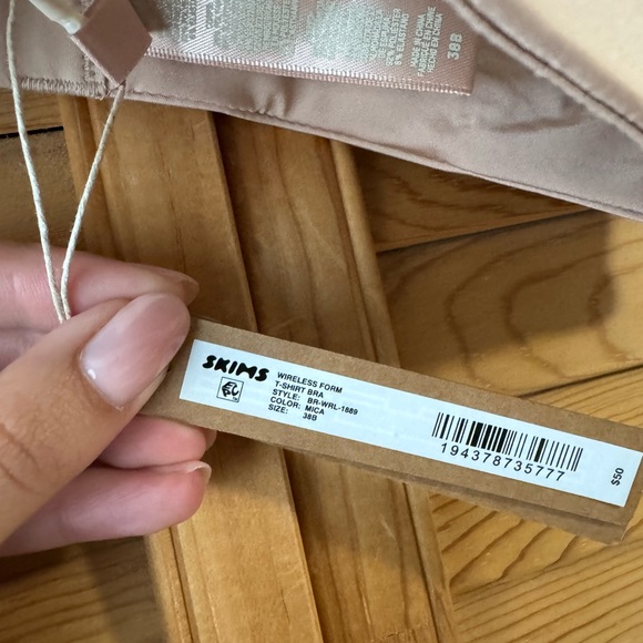 NWT: SKIMS Weightless Form Bra - Picture 7 of 7
